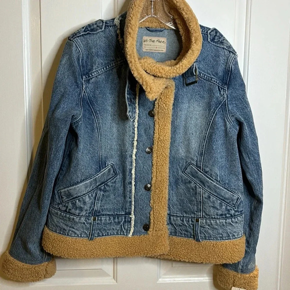 NWT women’s FREE PEOPLE blue denim jacket with faux fur trim size small - Picture 8 of 9